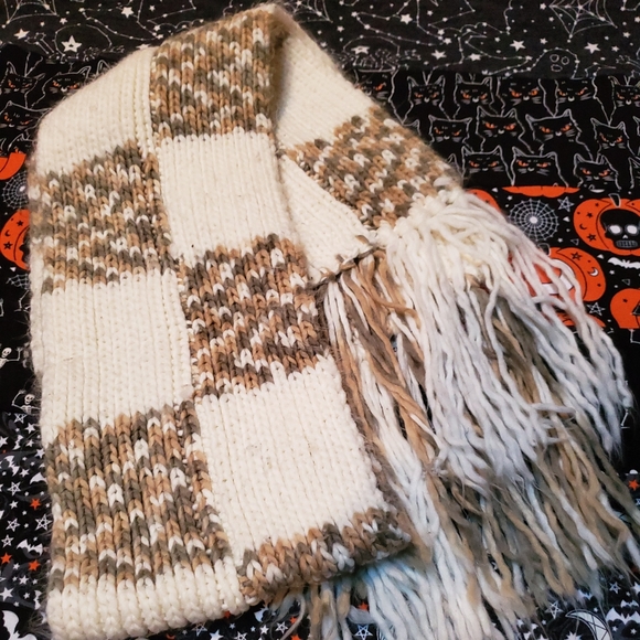Accessories - Scarf with Fringe